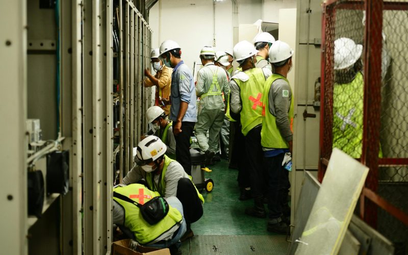empresa de instalaciones eléctricas en Madrid trabajando en instalación