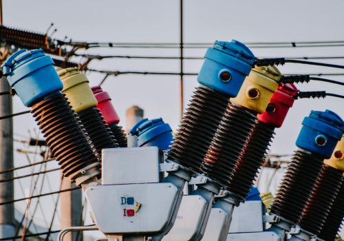 Detalle de una instalación eléctrica profesional realizada por expertos en instalaciones eléctricas y telecomunicaciones.